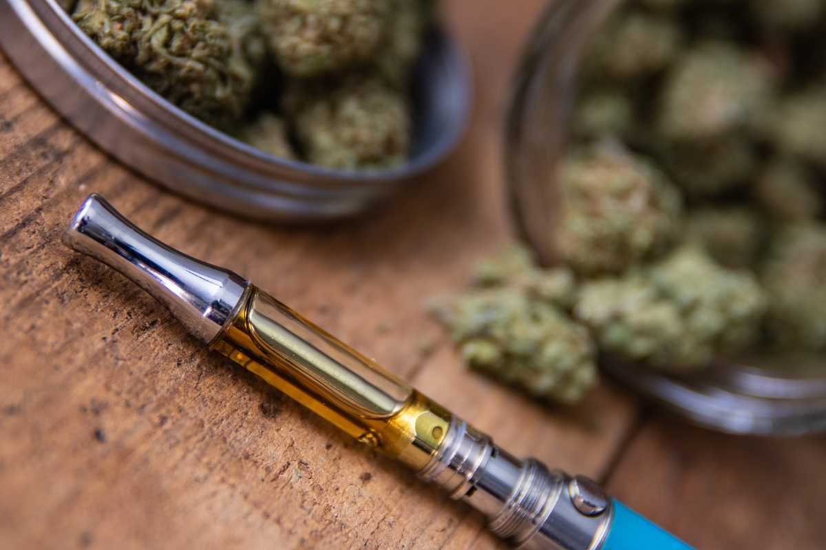 Vaping Weed – A Look At The Pros and Cons